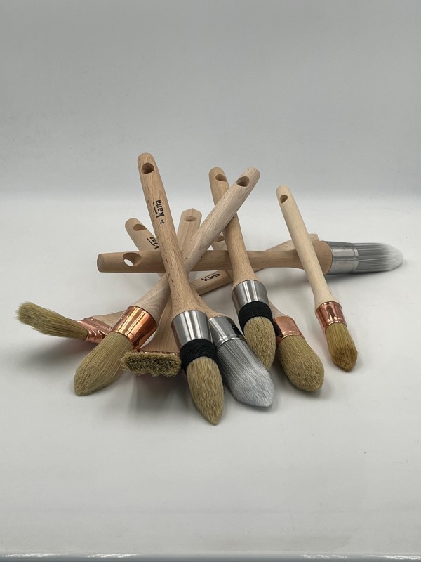 Trouver des bons outils, brosses, rouleaux et couteaux, pour vos travaux de peinture